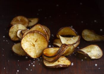 Air Fryer Apple Chips (Naturally Sweet & Crunchy)